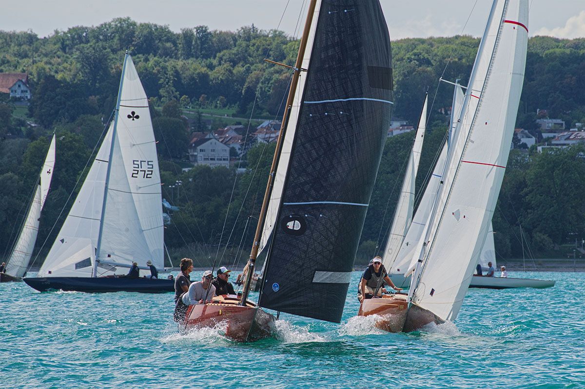 Links im Bild, mit dem schwarzen Vorsegel: Ulrich Volz mit Veit Hemmeter und Florian Gastl auf der„Stradivari“ – die Sieger der Bodenseemeisterschaft der Lacustre.
